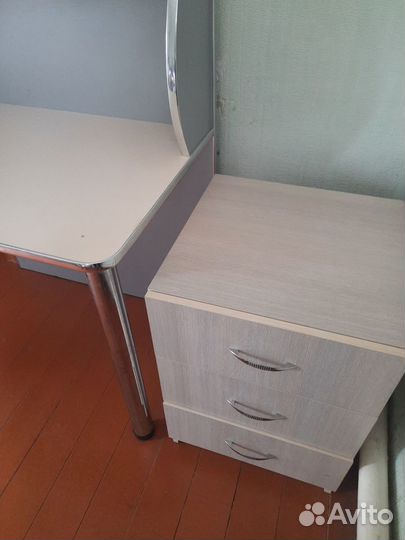 Продам стол и тумбочку