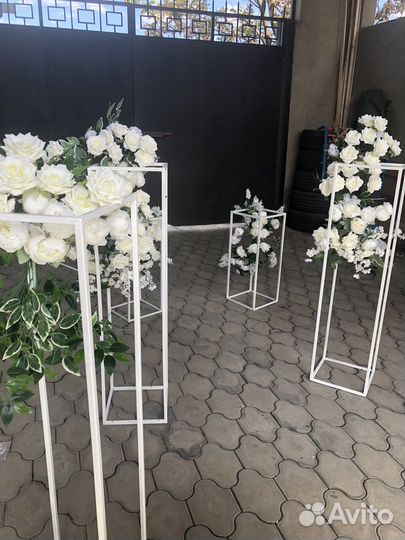 Стойки с цветами