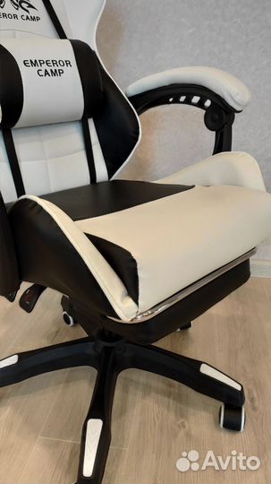 Новое игровое кресло чёрно-белое