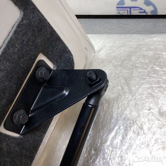 Лючок инструментального ящика Volvo