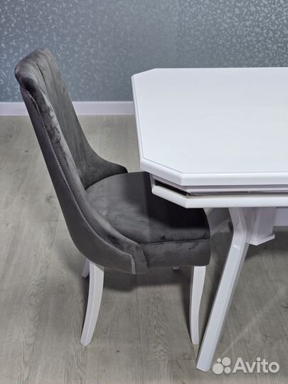 Стол и стулья новые