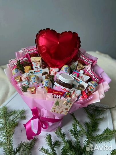 Сладкий букет из киндеров девушке