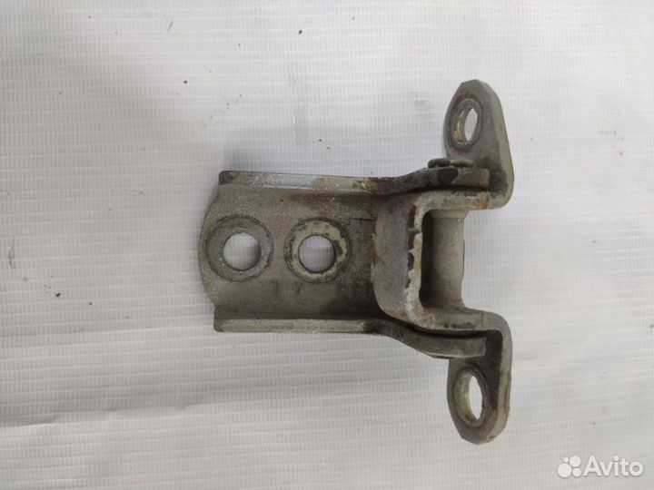 Петля двери передняя правая Nissan Almera N16