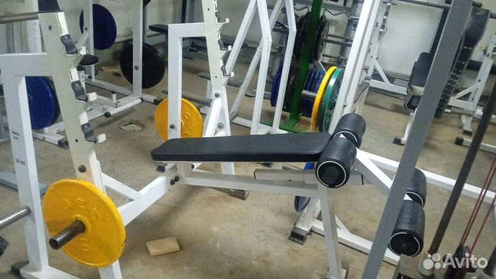 Штанга олимпийская и лежак