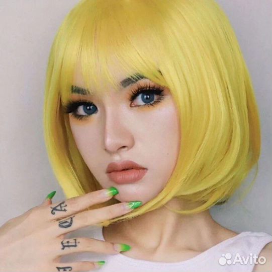 Парик каре с челкой желтый