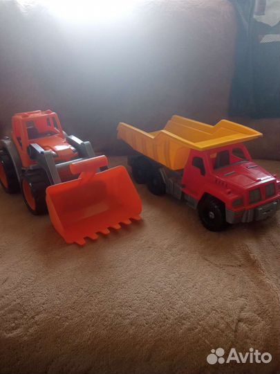 Трактор и грузовик