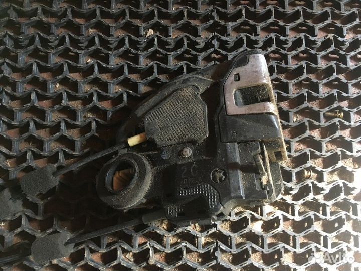 Замок задний правый Toyota RAV4