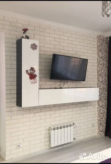 Полка навесная белая