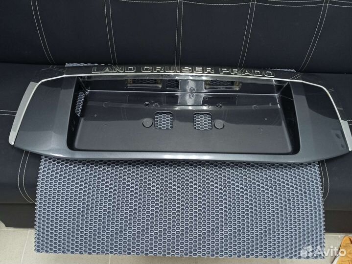 Накладка на 5-ю дверь Toyota LandCruiser Prado 150