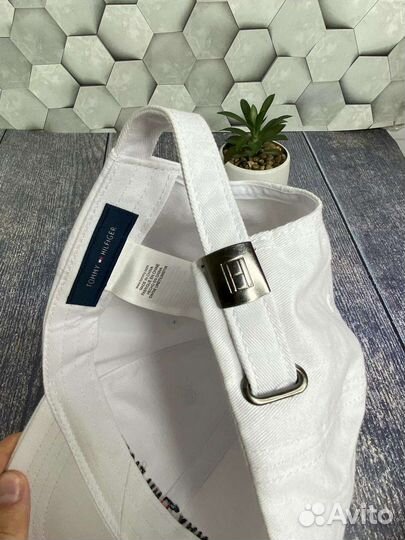 Белая бейсболка Tommy Hilfiger