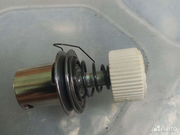 Регулятор натяжения нити (белый винт)