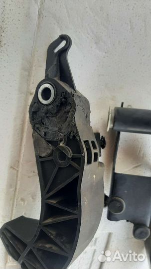 Педаль сцепления и тормоза на Ford fusion