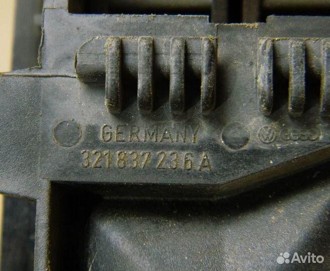 Ручка двери пер. правой внутренняя VW Golf 2