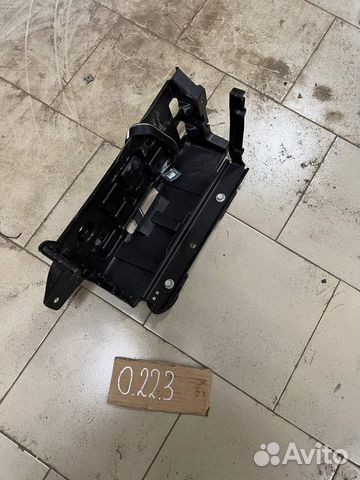 Кронштейн акб Maserati Levante I