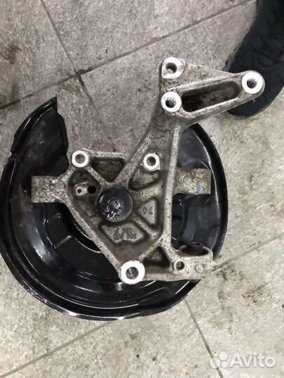 Кулак задний Volkswagen Passat B7