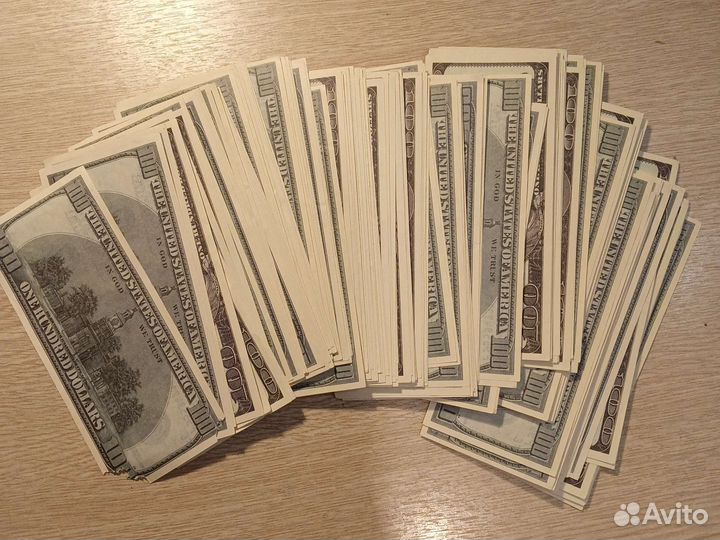 Фальшивые бумажные купюры по 100 долларов