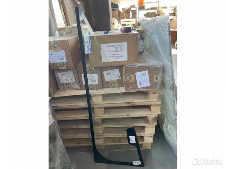 Стекло боковое левое форточка передняя