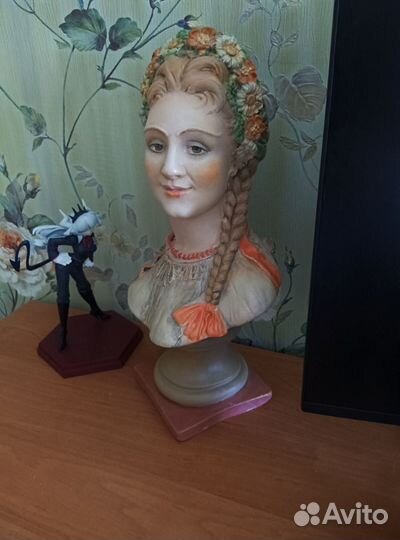Гипсовые статуэтки. Воин и бюст девушки