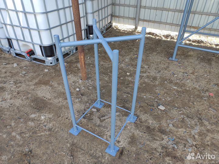 Бочка с краном для капельного полива растений