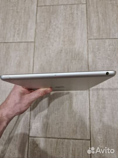 Планшет iPad Air белого цвета