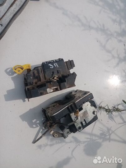 Замок задней двери Renault sandero 1