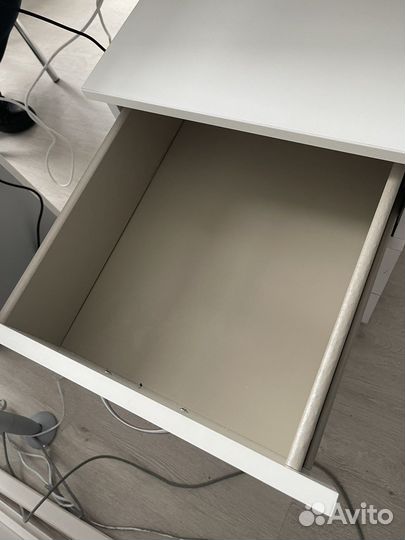 Стол офисный белый с тумбой и стулом