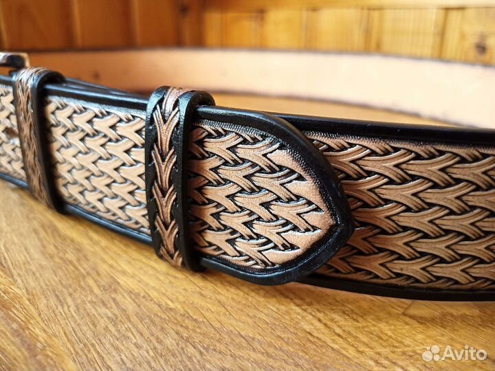 Кожаный ремень с тиснением