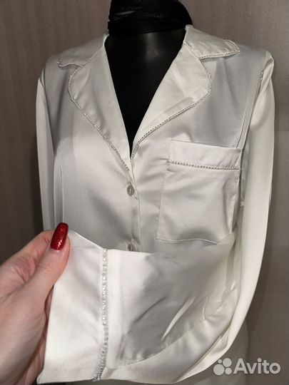 Костюм брючный шелковый со стразами