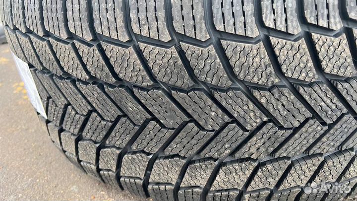 Michelin X-Ice 275/50 R22