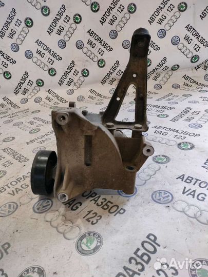 Кронштейн генератора Audi A4 B7