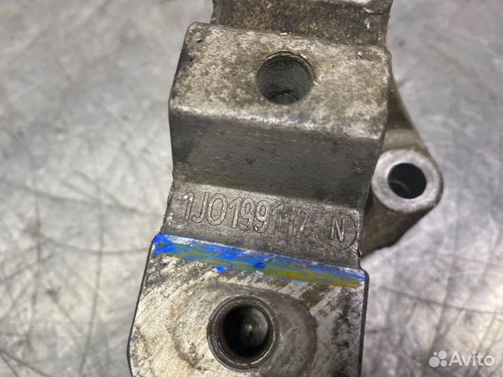 Кронштейн двигателя левый Volkswagen Bora