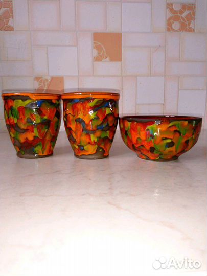 Керамические стаканы и чашка