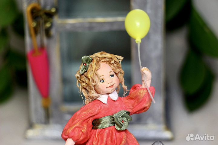 Ватная игрушка Мая с шариком