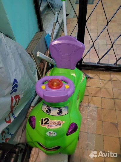 Детская машинка каталка с ручкой