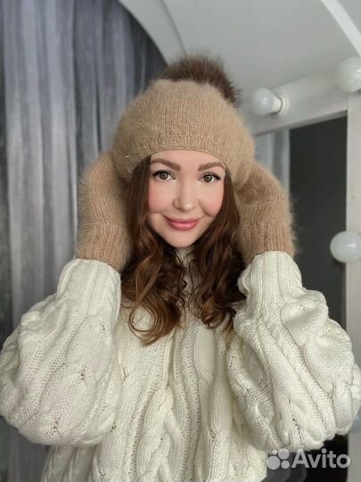 Берет вязаный с помпоном