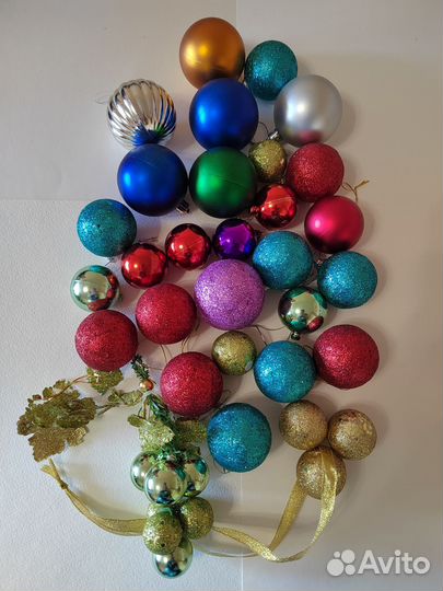 Новогодние шары и гирлянда и елка