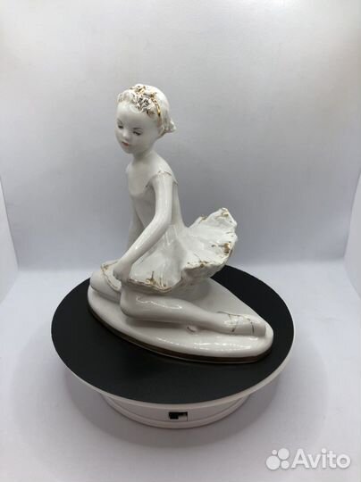 Фарфоровая Статуэтка 