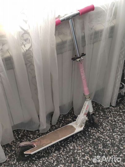 Самокат и шлем