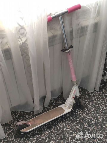 Самокат и шлем