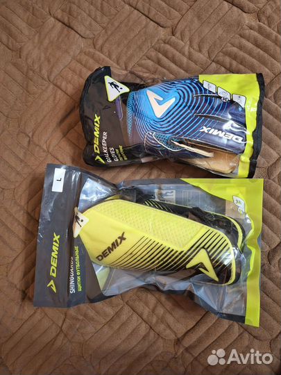 Футбольные бутсы 39 размерDemix,перчатки,щитки