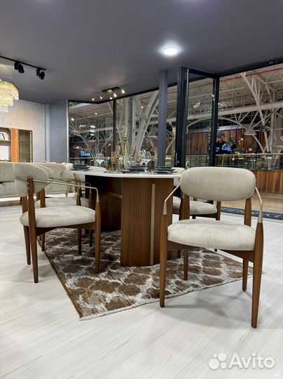 Стол обеденный. В наличии