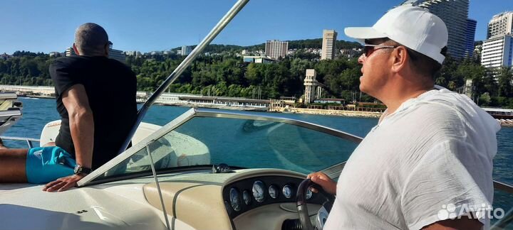 Каютный катер-буксировщик с прицепом