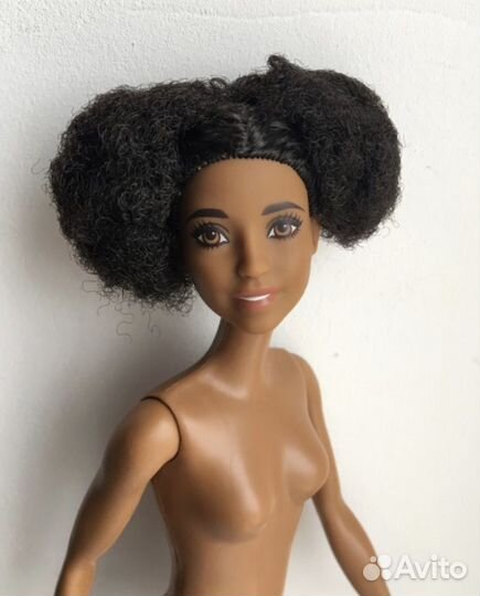 Барби-африканка на высоком теле