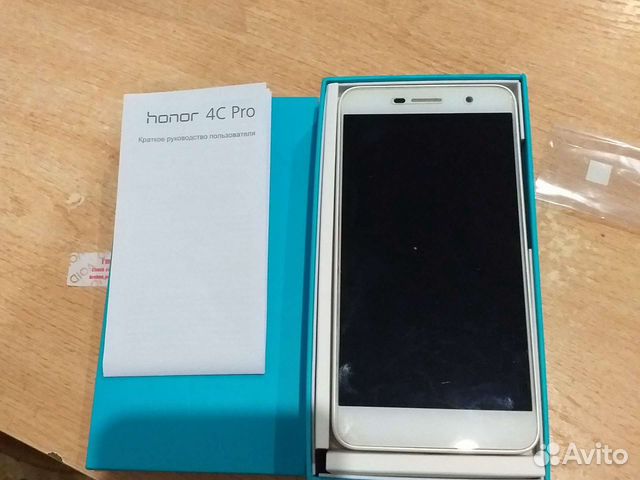Телефоны хонор на авито. Фото телефона рядом с коробкой Honor 90