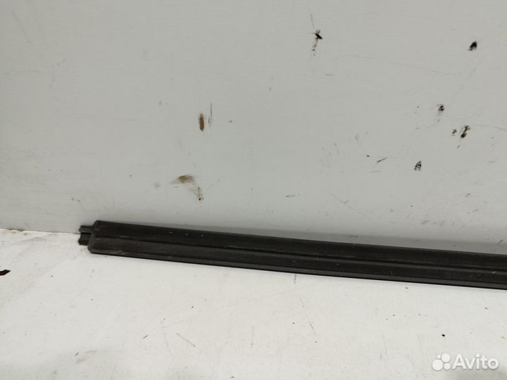 Накладка стекла переднего правого Solaris 2010