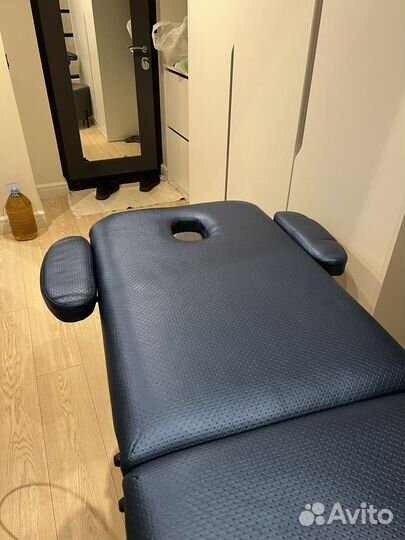 Стол массажный, очень крепкий и надежный