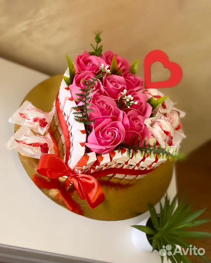 Торт из киндер, подарок из конфет