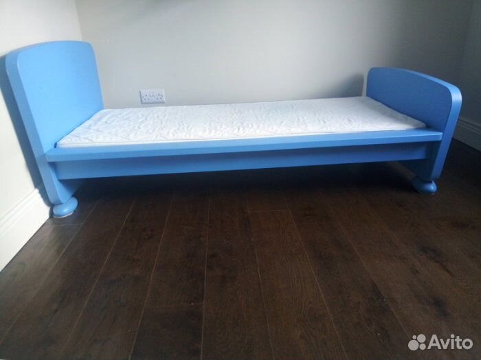 Кровать и тумбочка икеа