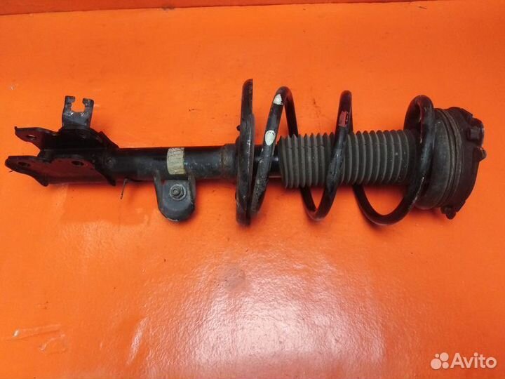 Стойка амортизатора передняя левая Nissan