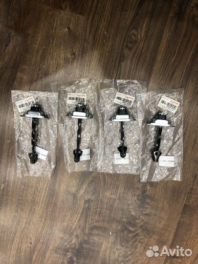 Ограничитель двери Тойота Камри 40 68620-33070